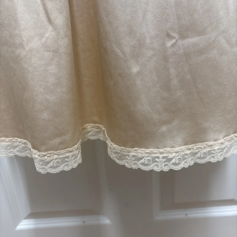 Woman's Warners Apricot Colored Perfect Measure Half Slip Lace Hem - Large